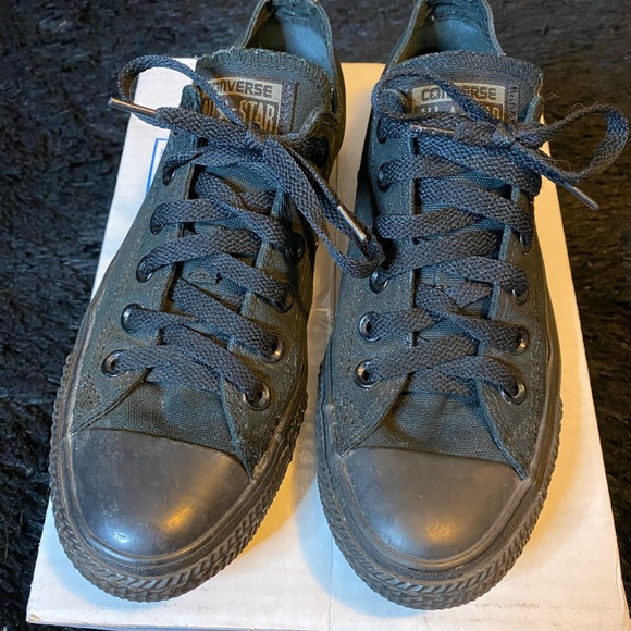 Women’s converse size 7 - Picture 1 of 4